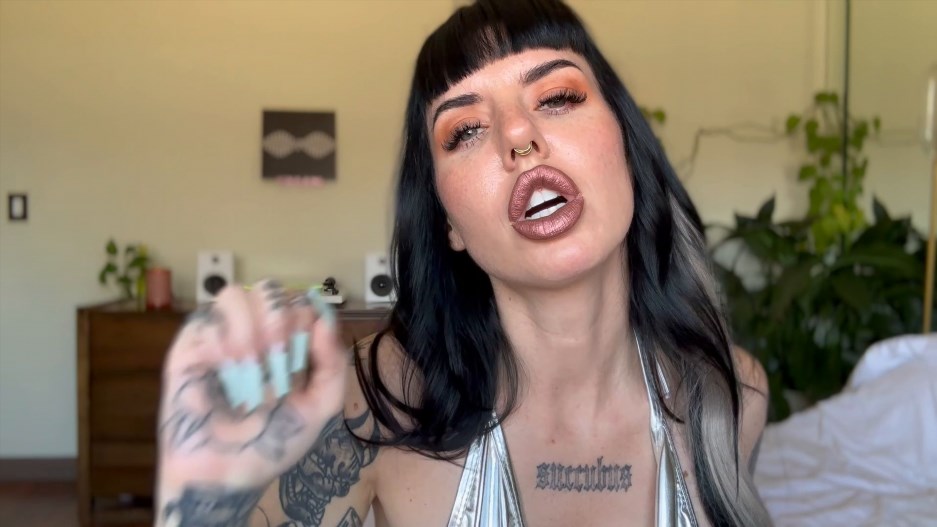 Scarlett Cummings - Shiny Kisses. Put on brown lipstick and gives you kisses while you stroke for her perfect lips mouth lip worship -Handpicked Jerk-Off Instruction